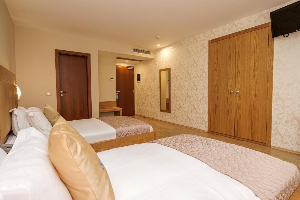 Postel nebo postele na pokoji v ubytování Sky Hotel Tirana