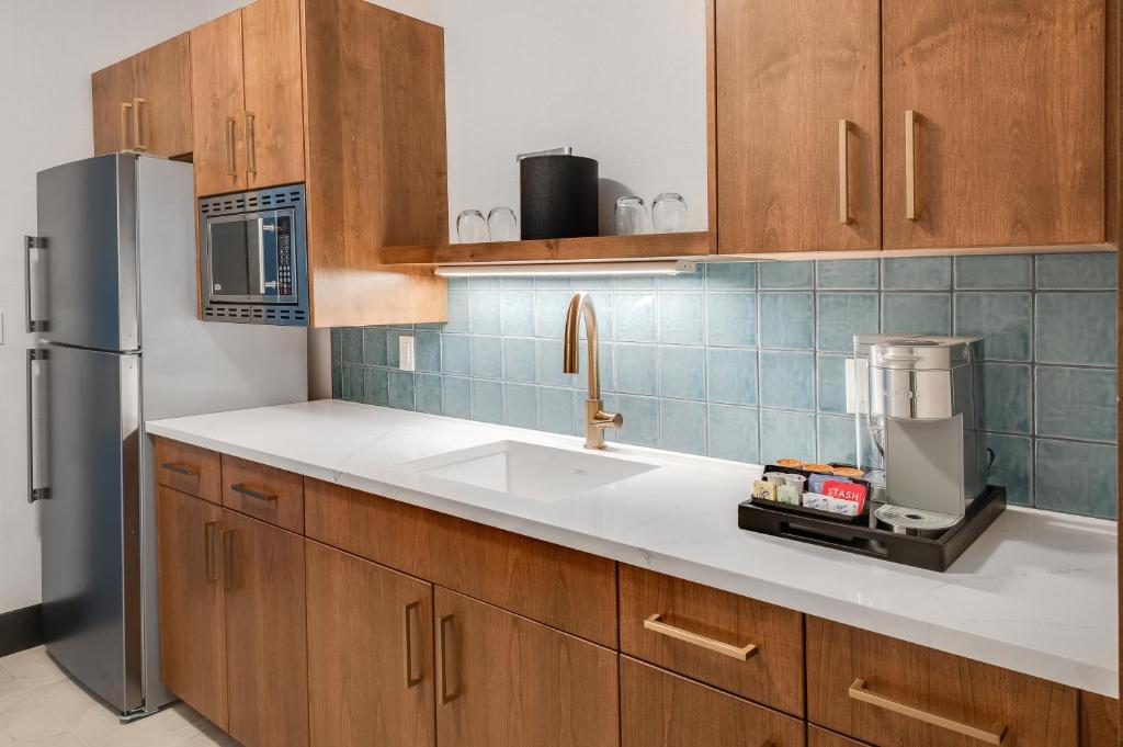 a kitchen with a sink and a refrigerator at Allred Hotel in Newport
