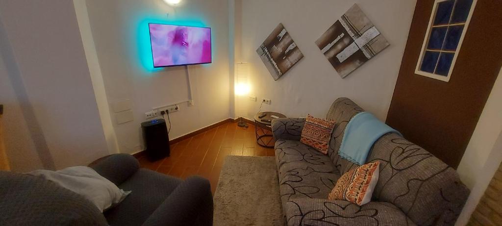 Televízia a/alebo spoločenská miestnosť v ubytovaní Country Sun Apartments