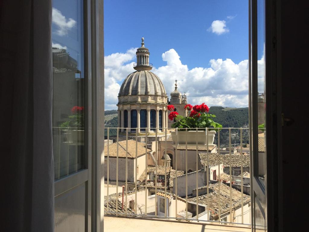 ラグーザにあるIl Duomo Relaisの窓から建物の景色を望めます。