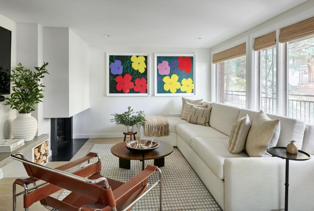 a living room with a couch and a table at Lux Ski-In Mt View Core 2 Bd2Ba in Aspen