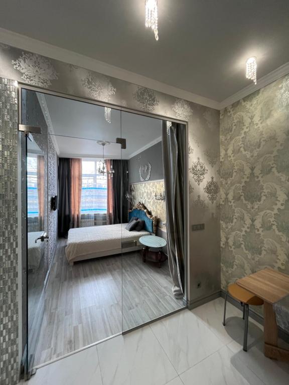 a bedroom with a bed and a glass wall at на ПЛЯЖЕ Отрада, Французский бульвар Просторный 2 комн Luxury апартамент , центр ЖК Париж in Odesa