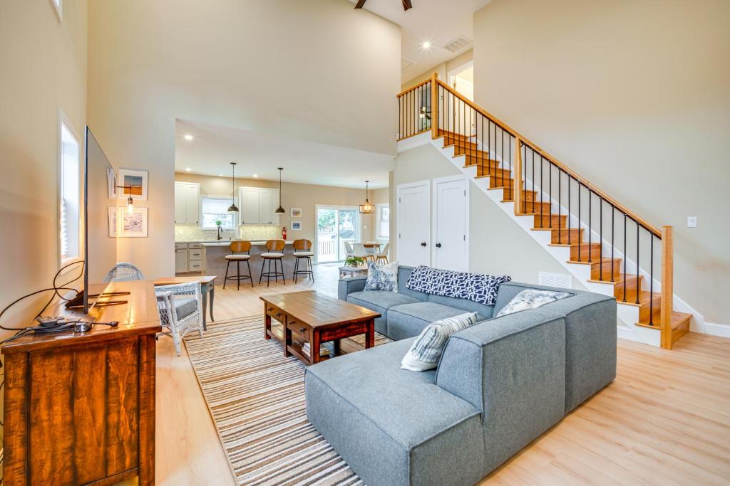 Χώρος καθιστικού στο Steps to Sand Villas Beach House with Decks!