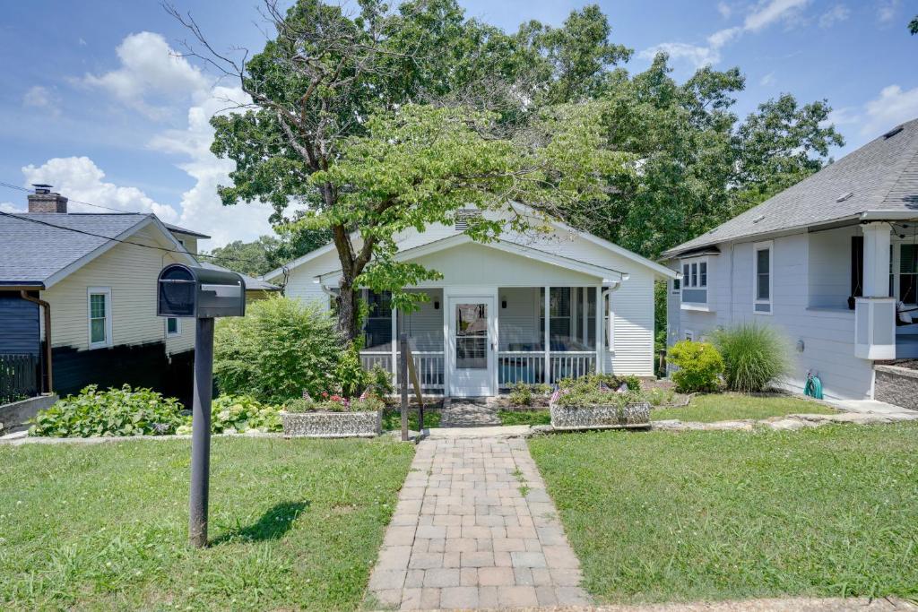 Κήπος έξω από το Carousel Cottage North Chattanooga Home!