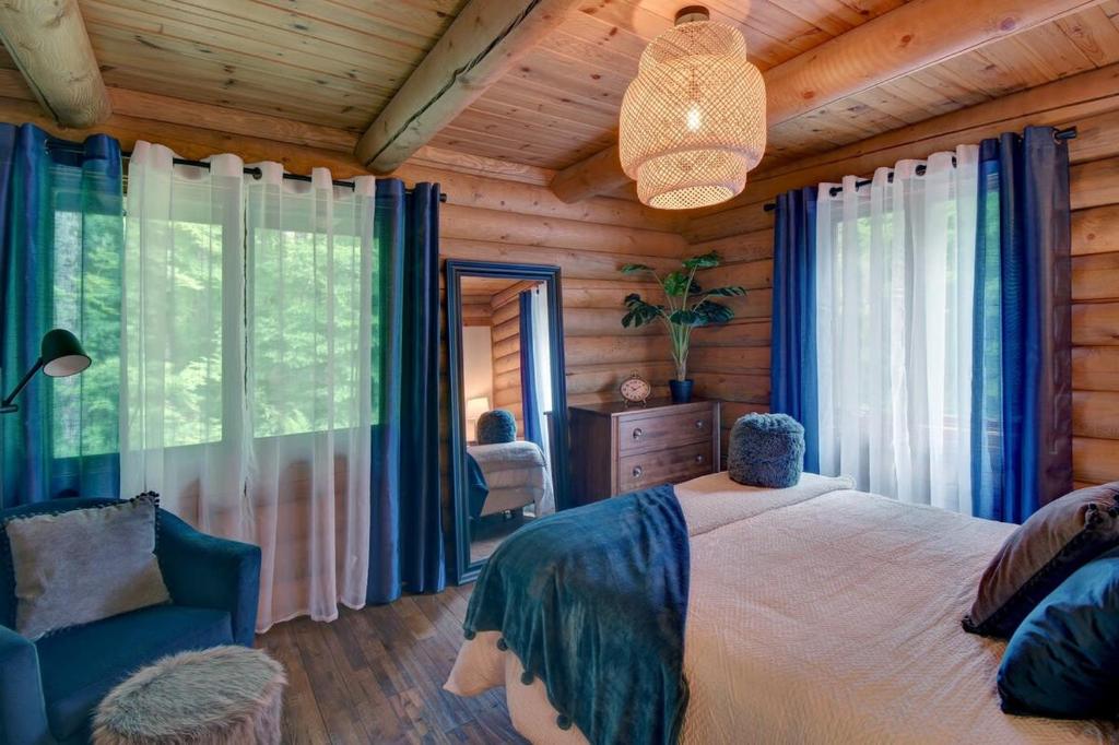 Postel nebo postele na pokoji v ubytování LOG CABIN w HOT TUB, BEACH access, near of TREMBLANT