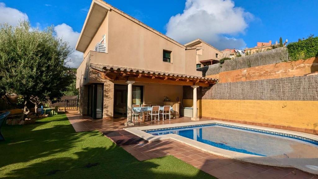 a house with a swimming pool in a yard at Casa con piscina in Tossa de Mar