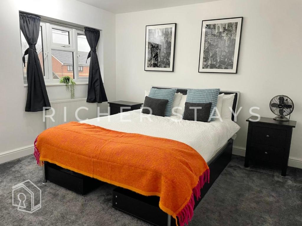 Katil atau katil-katil dalam bilik di Spacious 4-Bedroom Home, Driveway & Garden