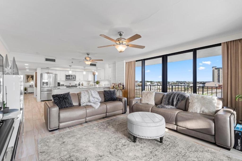 Χώρος καθιστικού στο Watercrest 401 Amazing wrap around balcony