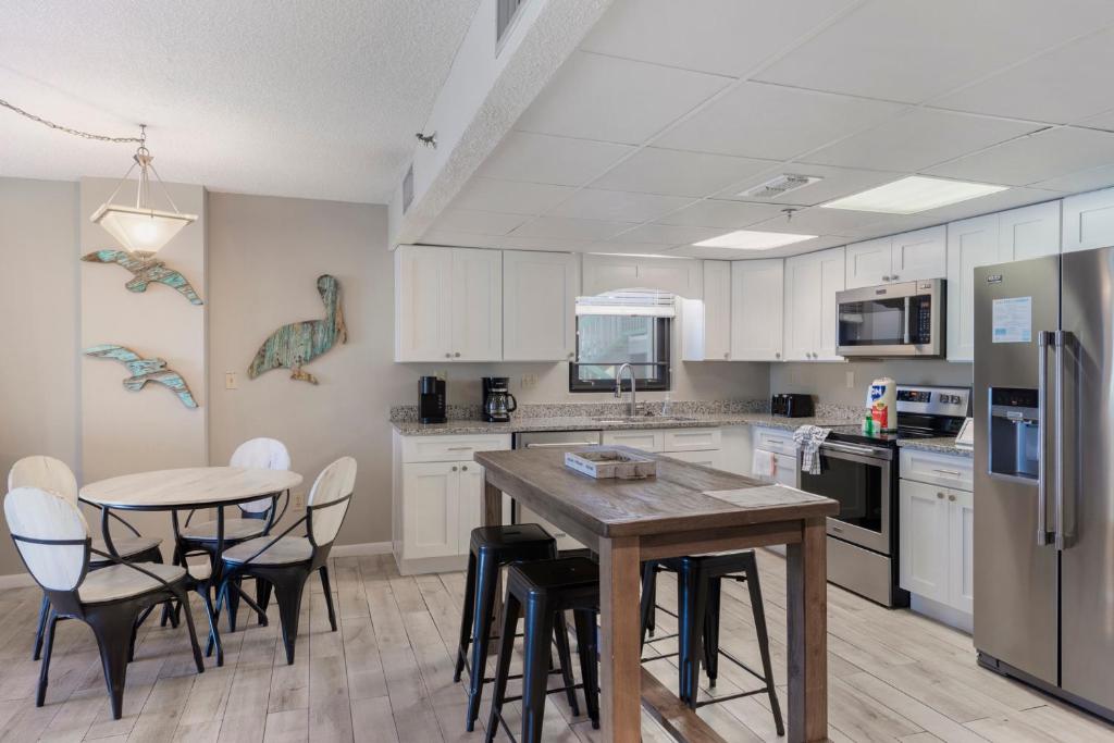 Кухня или мини-кухня в Watercrest 210- Sleeps 12 - Thomas Drive Retreat
