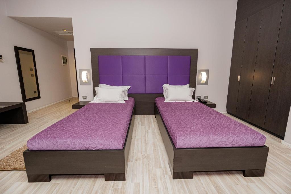 Postel nebo postele na pokoji v ubytování Sky Hotel Tirana