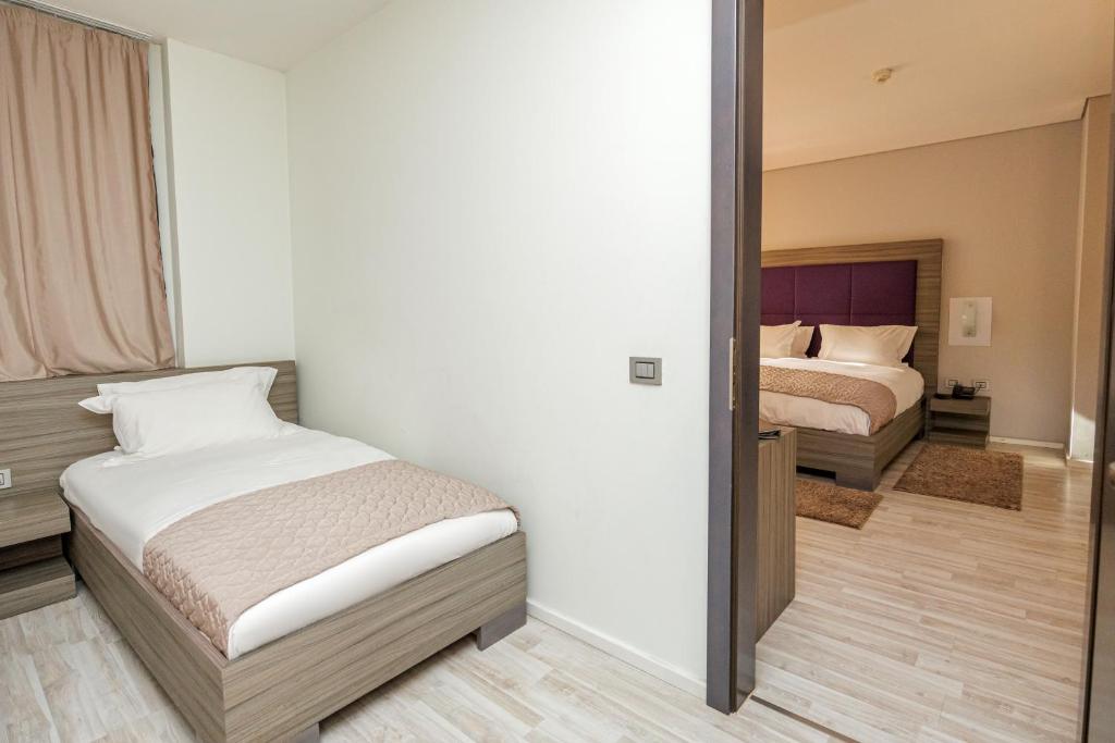 Postel nebo postele na pokoji v ubytování Sky Hotel Tirana