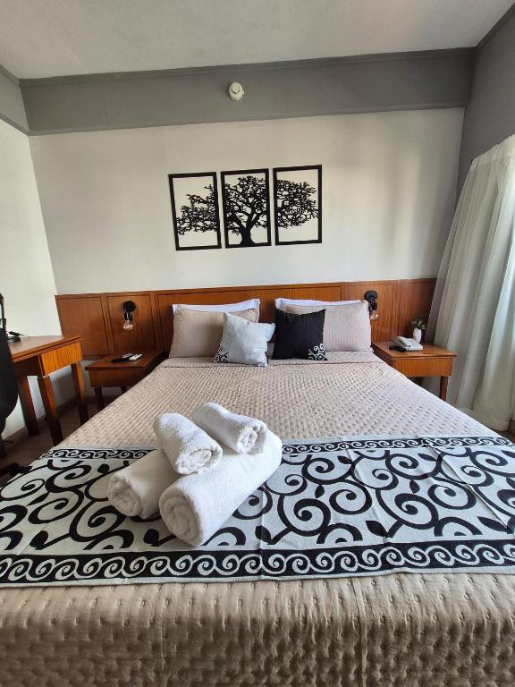 a bedroom with a large bed with towels on it at Flat c/ Ar condicionado 550m Hospital São Paulo (UH903) in São Paulo