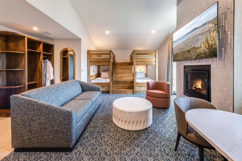 a living room with a couch and a bed and a fireplace at Allred Hotel in Newport