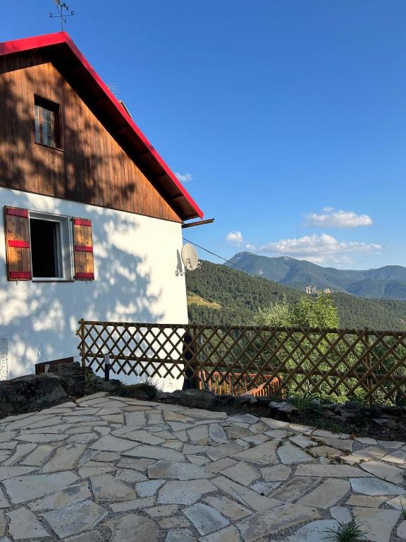 une maison avec une clôture et une terrasse en pierre dans l'établissement Sublime maison de montagne, à Guillaumes