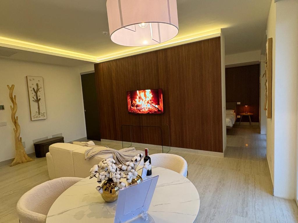 TV a/nebo společenská místnost v ubytování Ram7 Lux Charmant Apartment Gallarate