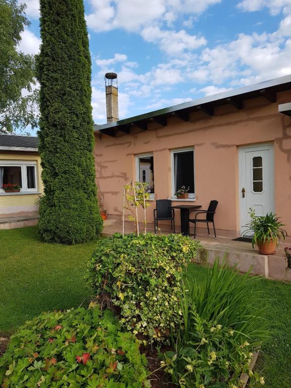 a house with a table and chairs in the yard at Ferienhaus Gickelsberg in Hohnstein
