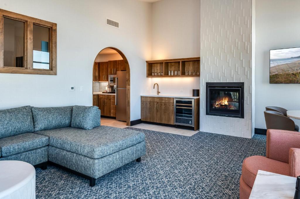 a living room with a couch and a fireplace at Allred Hotel in Newport