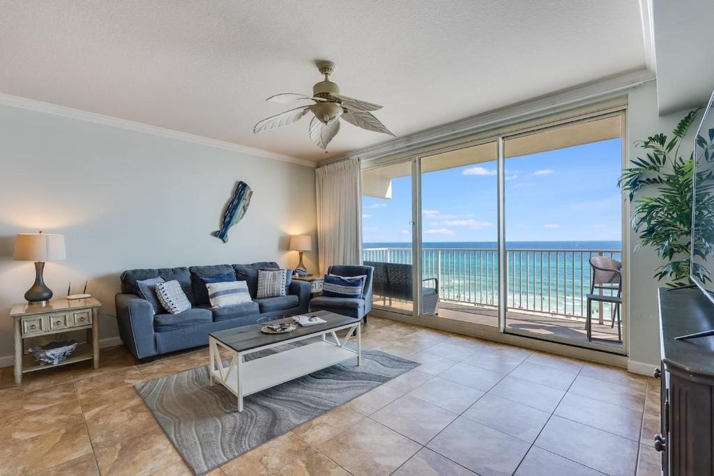 巴拿马城海滩Shores of Panama 602 2 BR 2 Ba beachfront balcony的带沙发的客厅，可欣赏海景