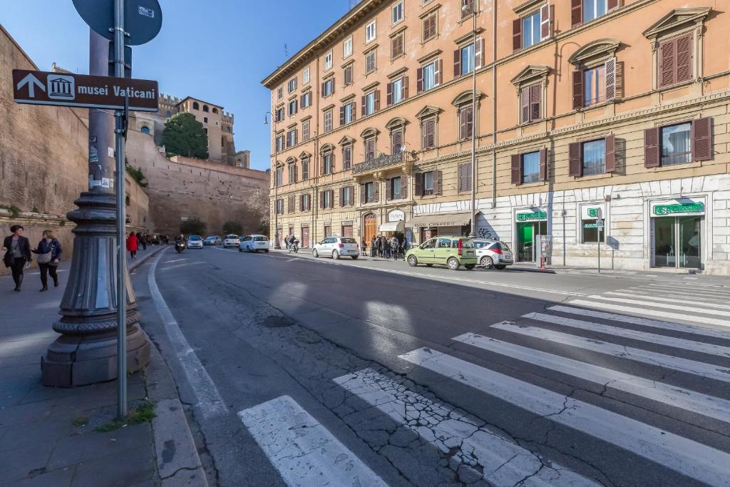 eine leere Straße mit einem Straßenschild an einer Stange in der Unterkunft Manfredi House San Pietro in Rom