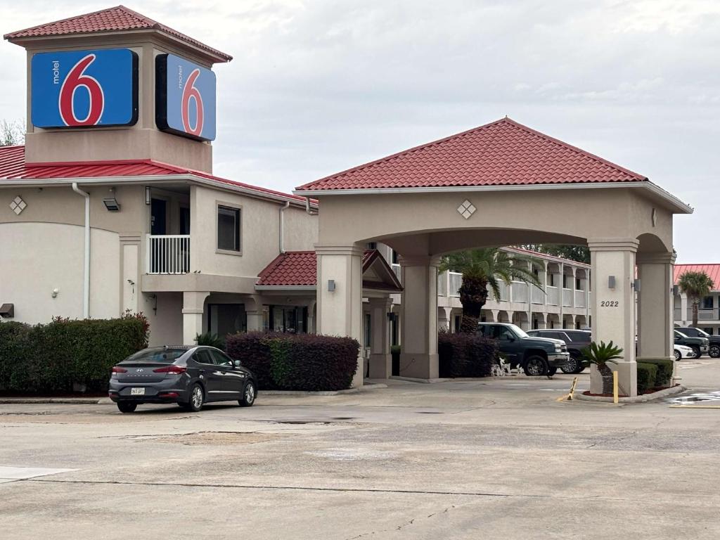 a car parked in a parking lot in front of a hotel at Studio 6 Sulphur LA in Sulphur