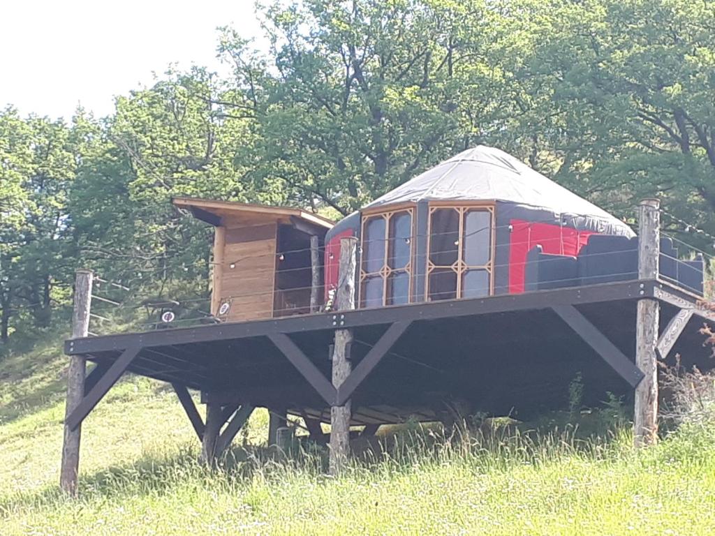 a toy train on a wooden platform in a field at la ronde des banons in Thoard