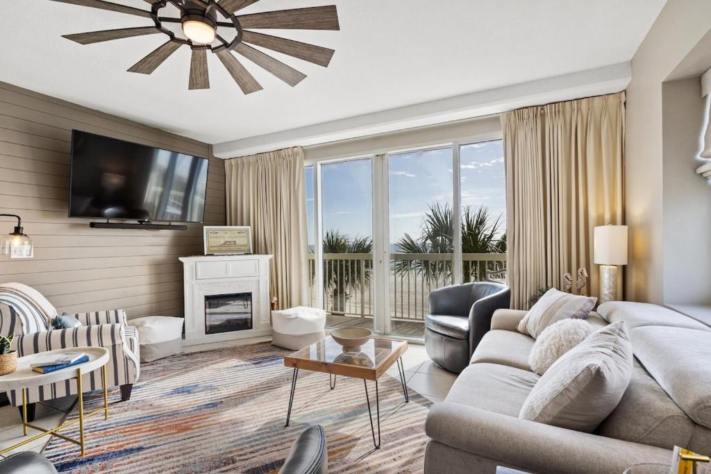 un soggiorno con un divano e una TV di Celadon 109 - 3BR 3BA a Panama City Beach