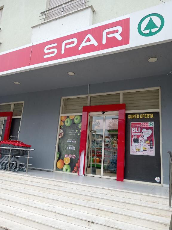 Supermarket nebo jiné obchody v  apartmánu nebo okolí