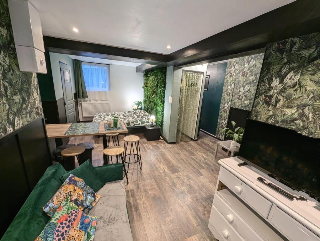 un salon avec un canapé et une table dans l'établissement Appartement verdoyant au bord du lac Leman entre Evian et Thonon dans une Villa, à Publier