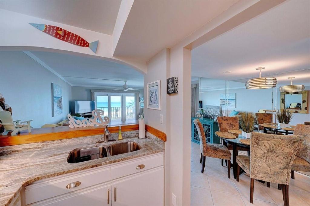 Η κουζίνα ή μικρή κουζίνα στο Mariner East #201 1 BR 2 BA Amazing Balcony!