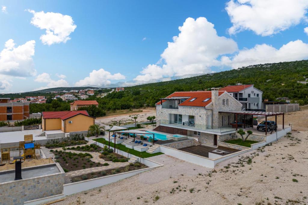 widok z lotu ptaka na dom z basenem w obiekcie Villa Anka Maslenica w mieście Maslenica