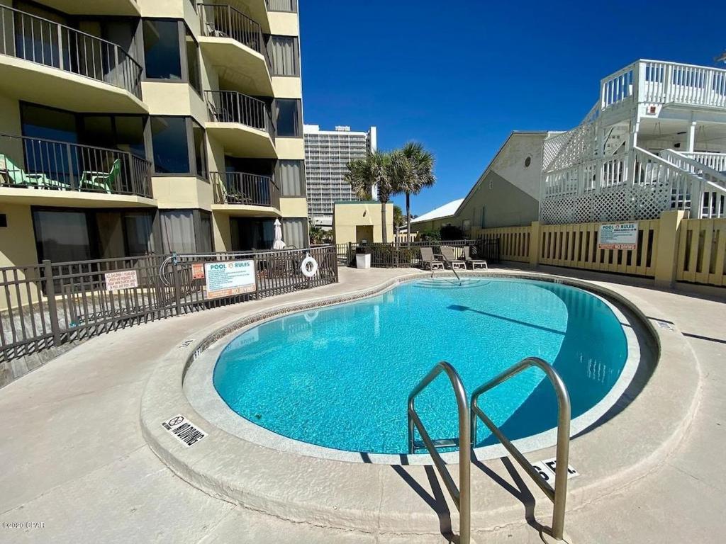 een zwembad voor een appartementencomplex bij Sunbird 407E - Pearl Gulf Getaway - Sleeps 4 in Panama City Beach
