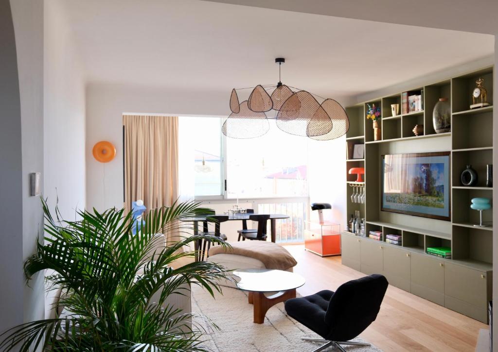 un salon avec une plante en pot et une table dans l'établissement Magnifique T3 de 85m2 de standing vue mer trottel, à Ajaccio