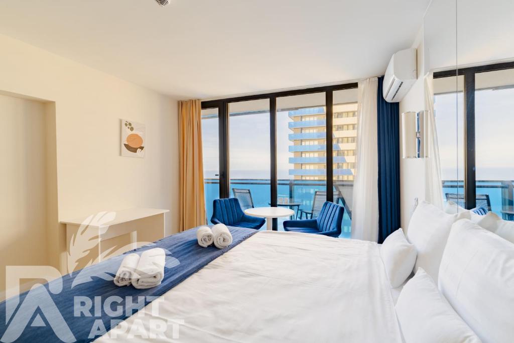 Un dormitorio con una cama con vista al mar. en ORBI CITY Hotel Sea View, en Batumi
