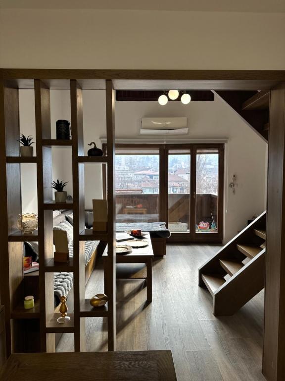 Zimmer mit Etagenbetten, einem Schreibtisch und einem Fenster in der Unterkunft Old Town's Fairytale in Sarajevo