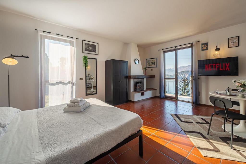 Un dormitorio con una cama, una mesa y un escritorio. en Lake Como View, Private Suite & free Parking, en Varenna
