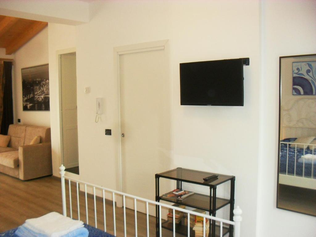 A television and/or entertainment centre at B&B Villa Lidia