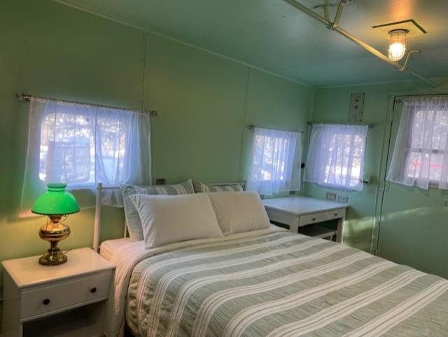 Кровать или кровати в номере Glacier Haven Inn