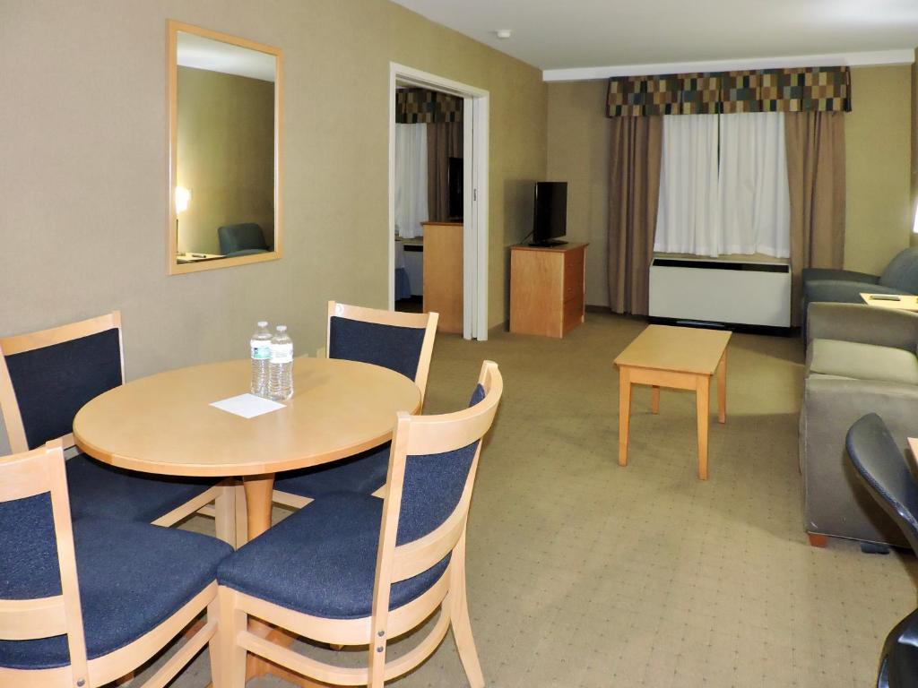 Marco LaGuardia Hotel & Suites photo