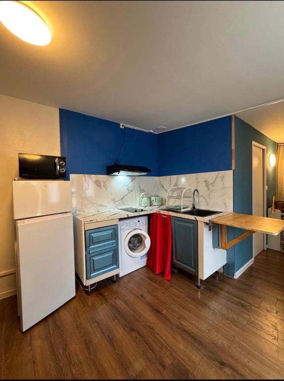 une cuisine avec un évier et une machine à laver dans l'établissement Printanier, à Celles-sur-Belle