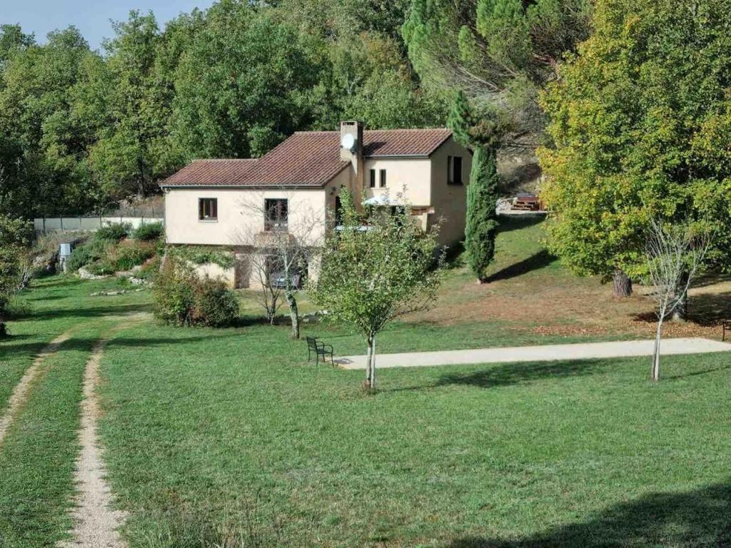 una casa in mezzo a un giardino verde di Lot Valley - hidden gem for peaceful getaways a Tour-de-Faure