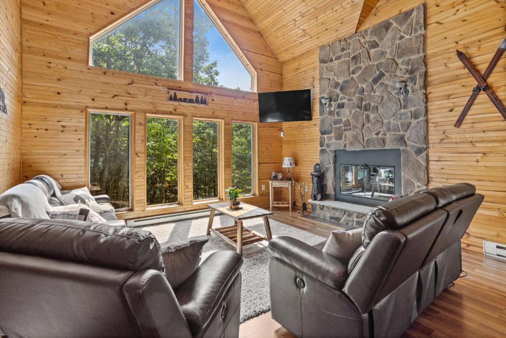 Χώρος καθιστικού στο Rustic Retreat - Fire-pit Hot-Tub and more