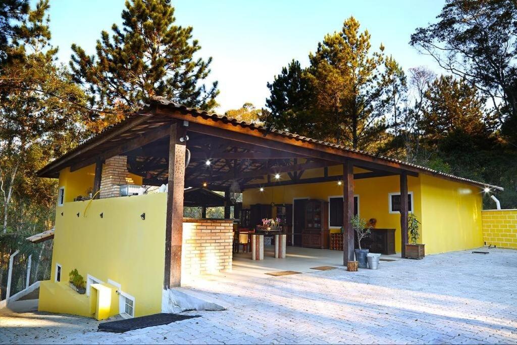a small yellow house with a roof at Casa em Itapecerica da Serra com Conforto e Lazer in Itapecerica da Serra