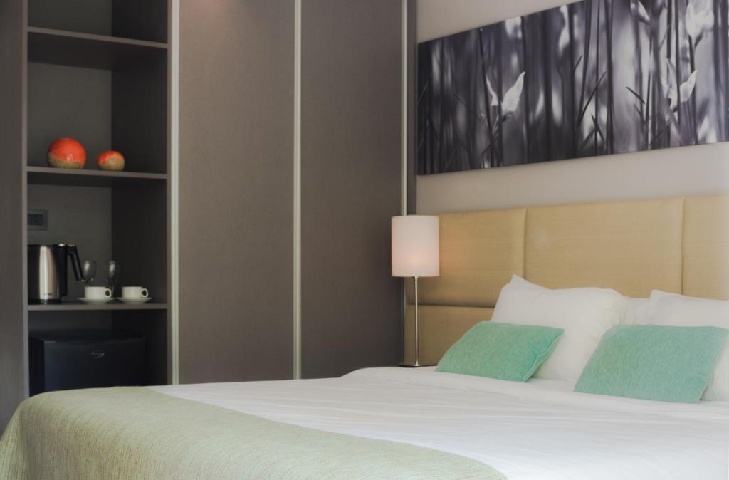 Cama ou camas em um quarto em Portal Plaza Suites