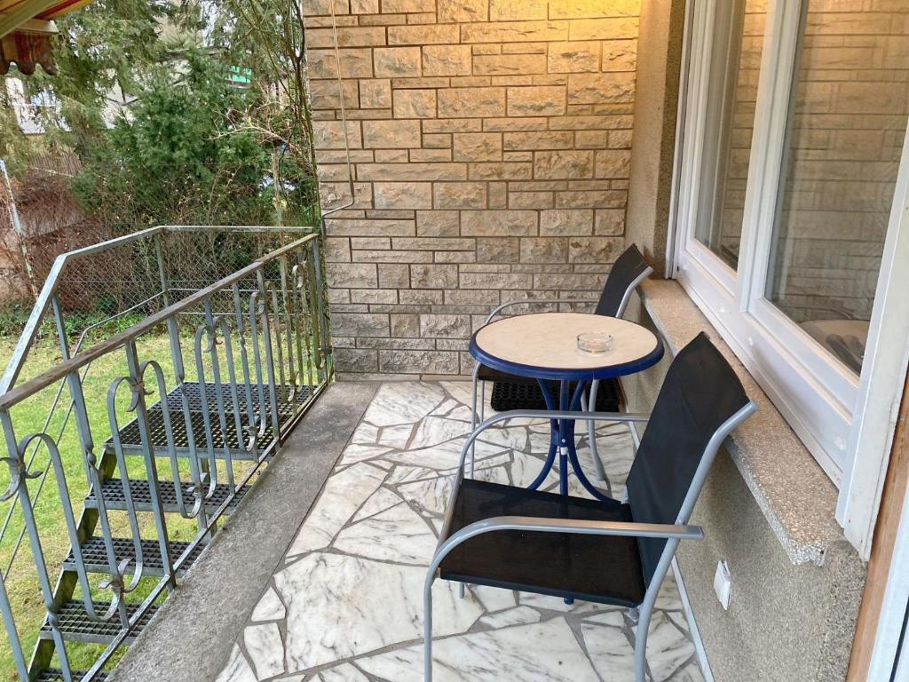 - Balcón con mesa y 2 sillas en Monteurunterkunft Rottweil, en Rottweil
