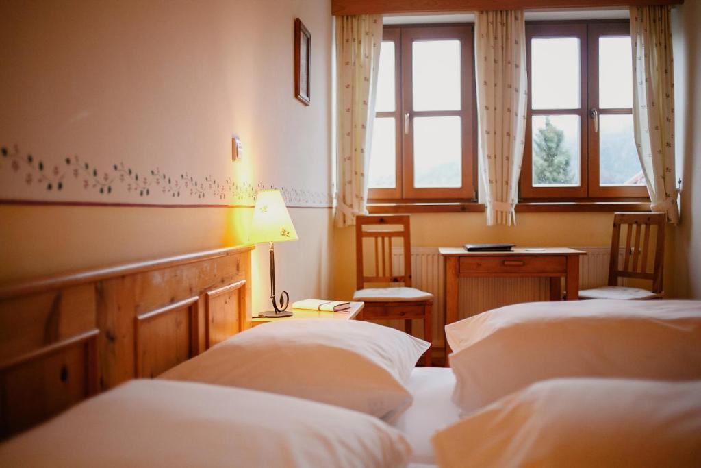 Postel nebo postele na pokoji v ubytování Hotel-Gasthof Weitgasser