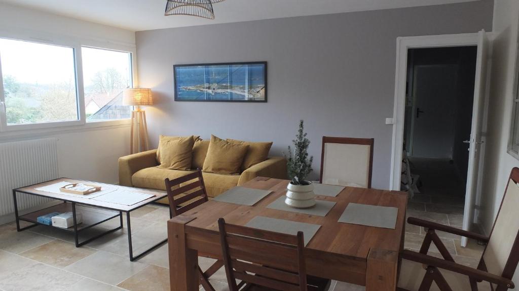 un salon avec une table et un canapé dans l'établissement APP Le Goury, à Valognes