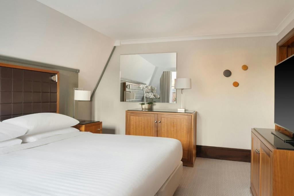 Postel nebo postele na pokoji v ubytování Leeds Marriott Hotel