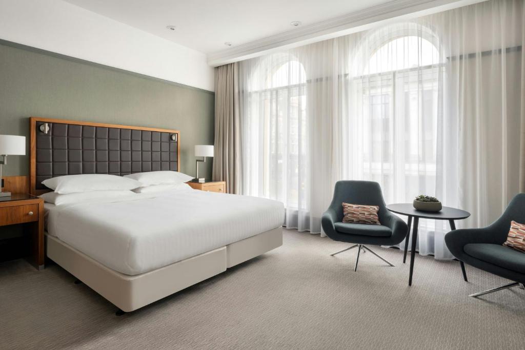 Postel nebo postele na pokoji v ubytování Leeds Marriott Hotel