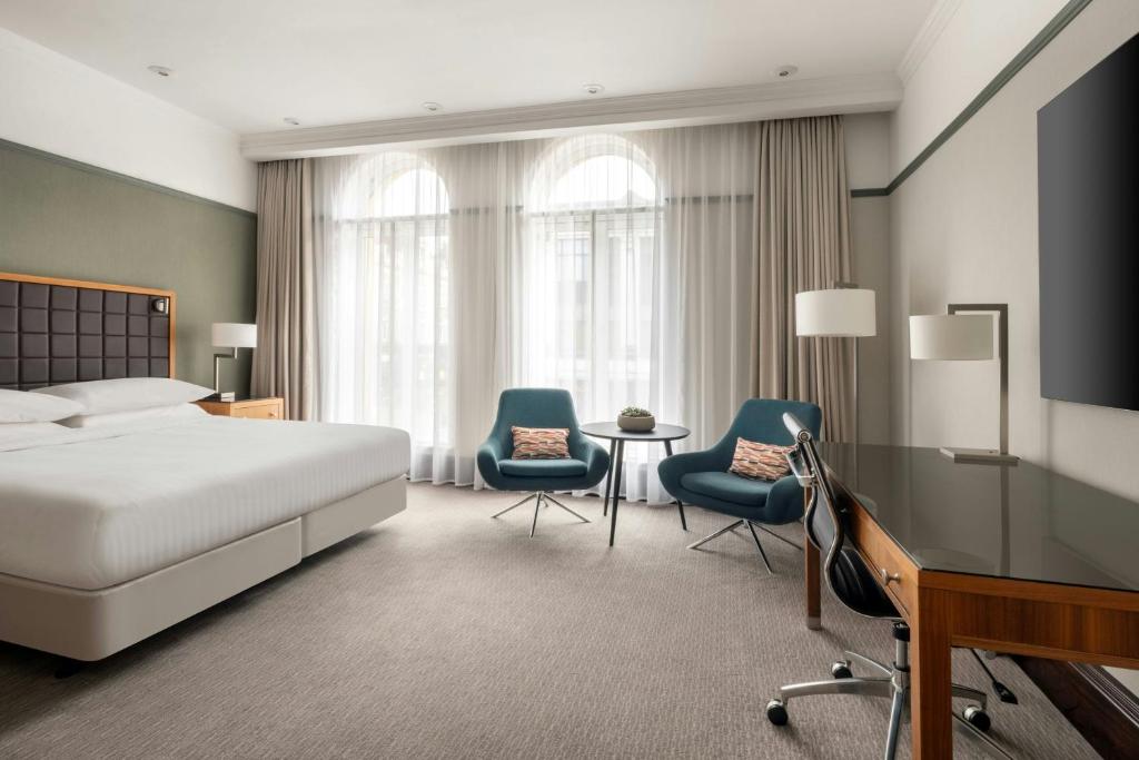 Postel nebo postele na pokoji v ubytování Leeds Marriott Hotel
