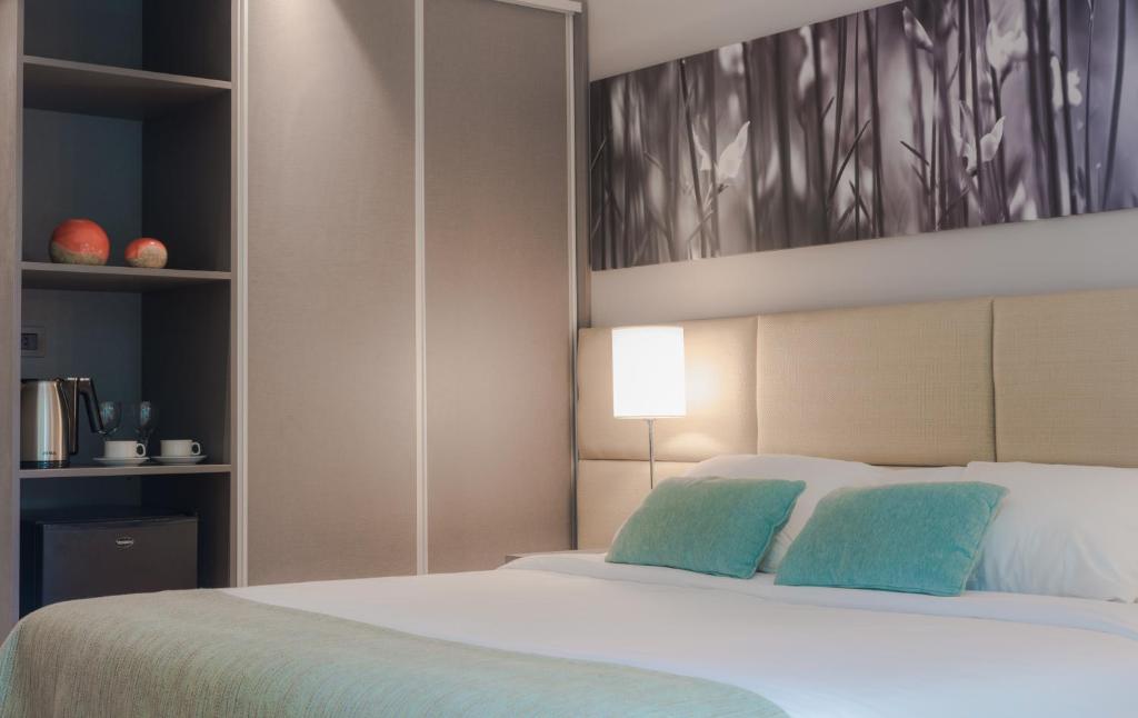 Cama ou camas em um quarto em Portal Plaza Suites